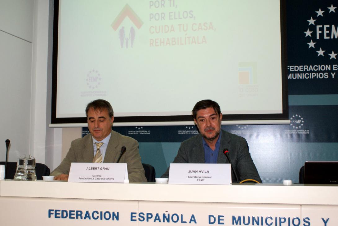 El Secretario General de la FEMP (a la dra) y el Gerente de la Fundación La Casa Que Ahorra