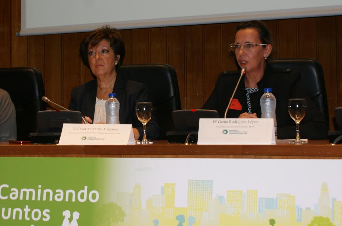 La Directora General, Elena Andradas (izquierda), con la representante de la FEMP, Gema Rodríguez, en el acto de apertura de la Jornada
