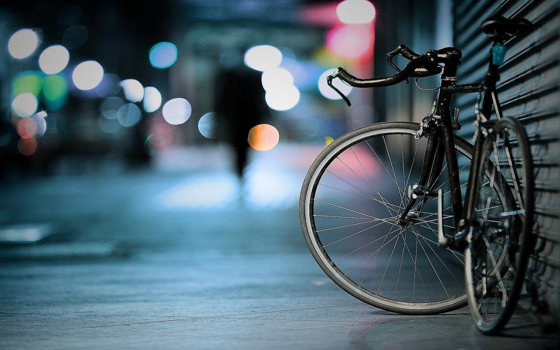 Los patinetes y bicicletas no pueden circular por las aceras