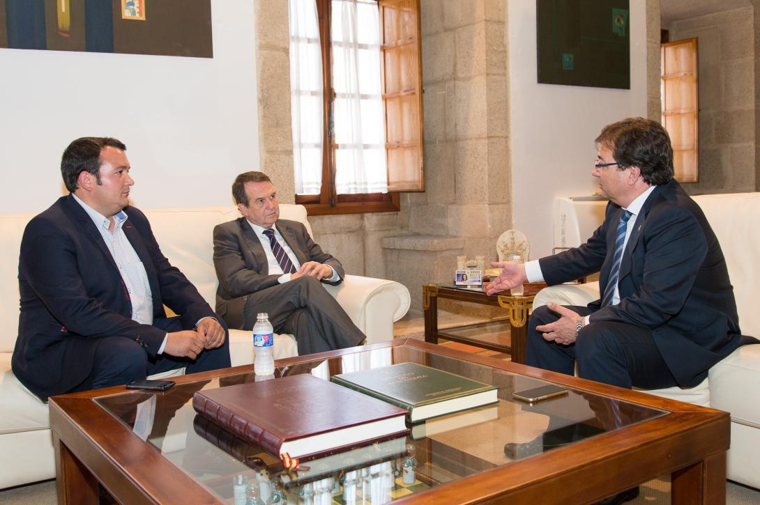 Abel Caballero traslada las reivindicaciones de la FEMP al Presidente de Extremadura