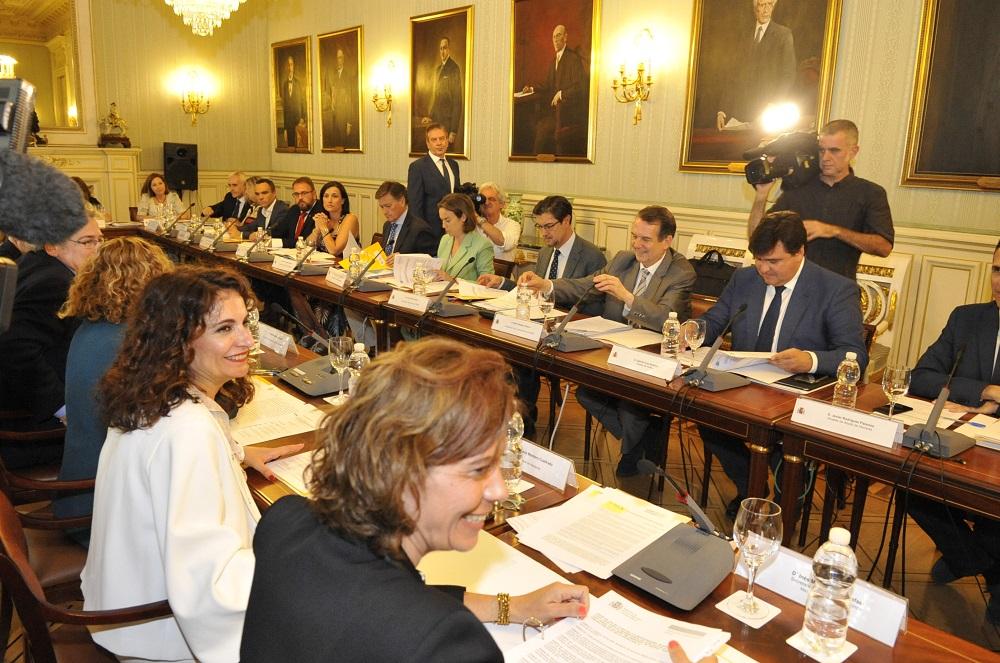 El Gobierno se compromete en la CNAL a flexibilizar la regla de gasto y ampliar el uso del superávit