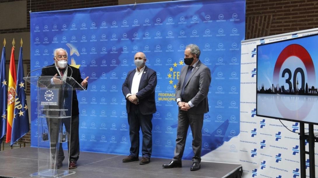 La DGT y la FEMP presentan el Manual de aplicación de los nuevos límites de velocidad en vías urbanas