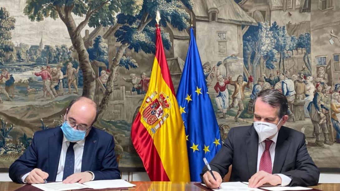 Abel Caballero y Miquel Iceta firman el convenio que canaliza a la FEMP la subvención de 2,1 millones