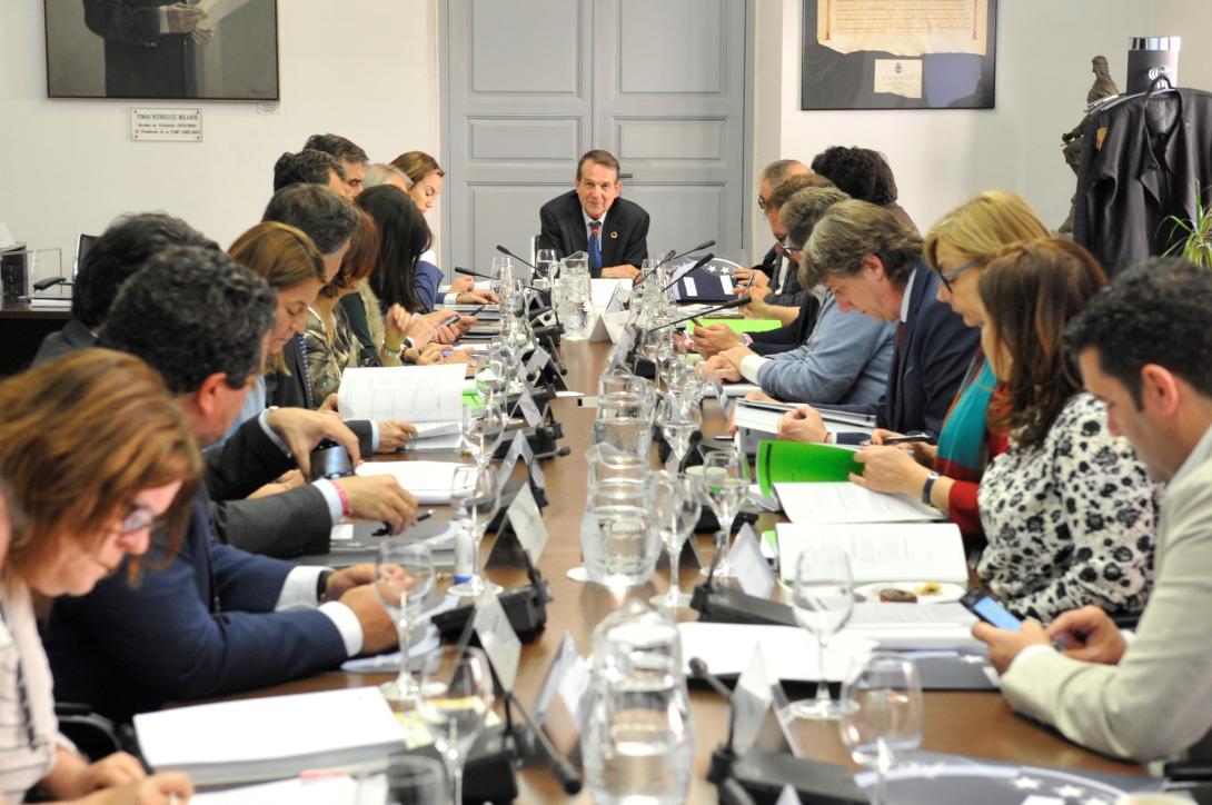 Hacienda garantiza a la FEMP una ley que asegura el uso del superávit de 2018
