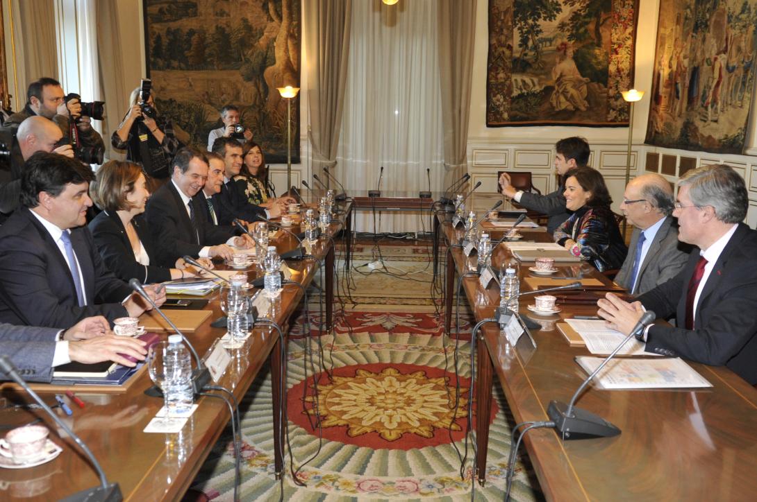 En diez días, negociaciones sobre techo de gasto, reinversión del superávit y financiación local