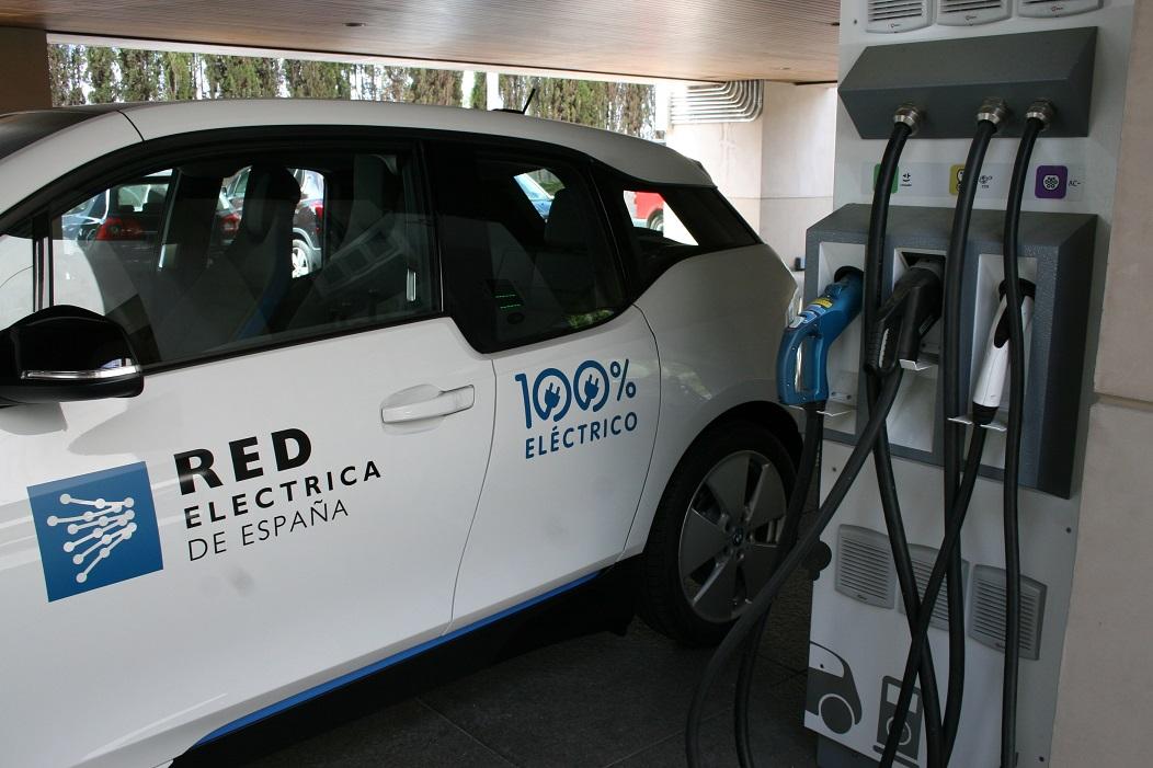 La FEMP impulsa el uso del coche eléctrico a través de un convenio de colaboración con Red Eléctrica de España