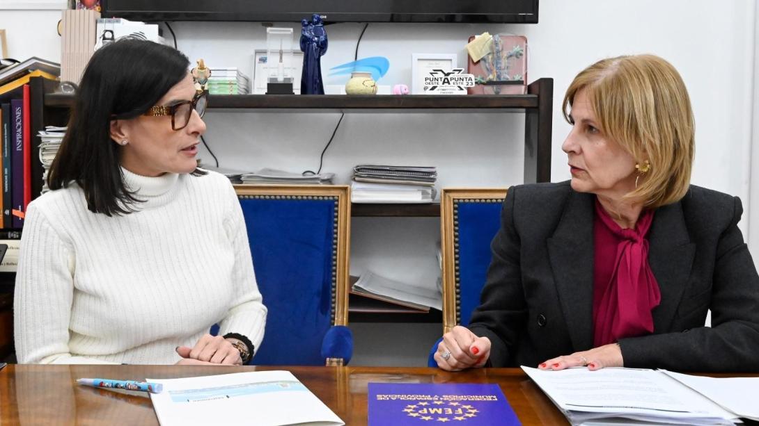 La alcaldesa de Santander recibe en el Ayuntamiento a la presidenta de la FEMP con motivo de su participación en la Conferencia de Presidentes