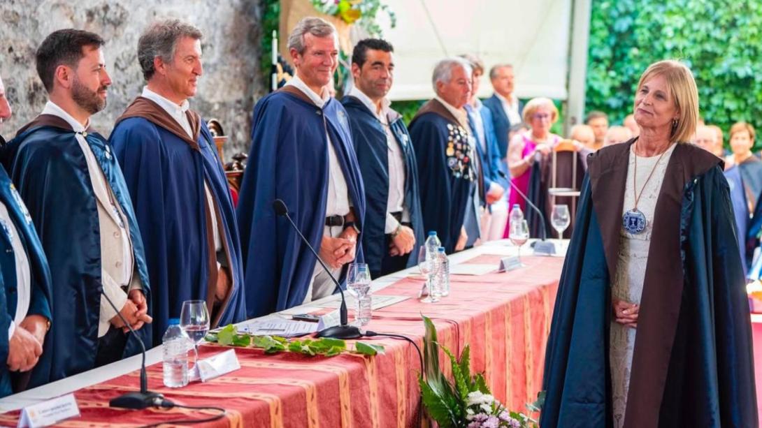 La presidenta de la FEMP, investida dona do Albariño