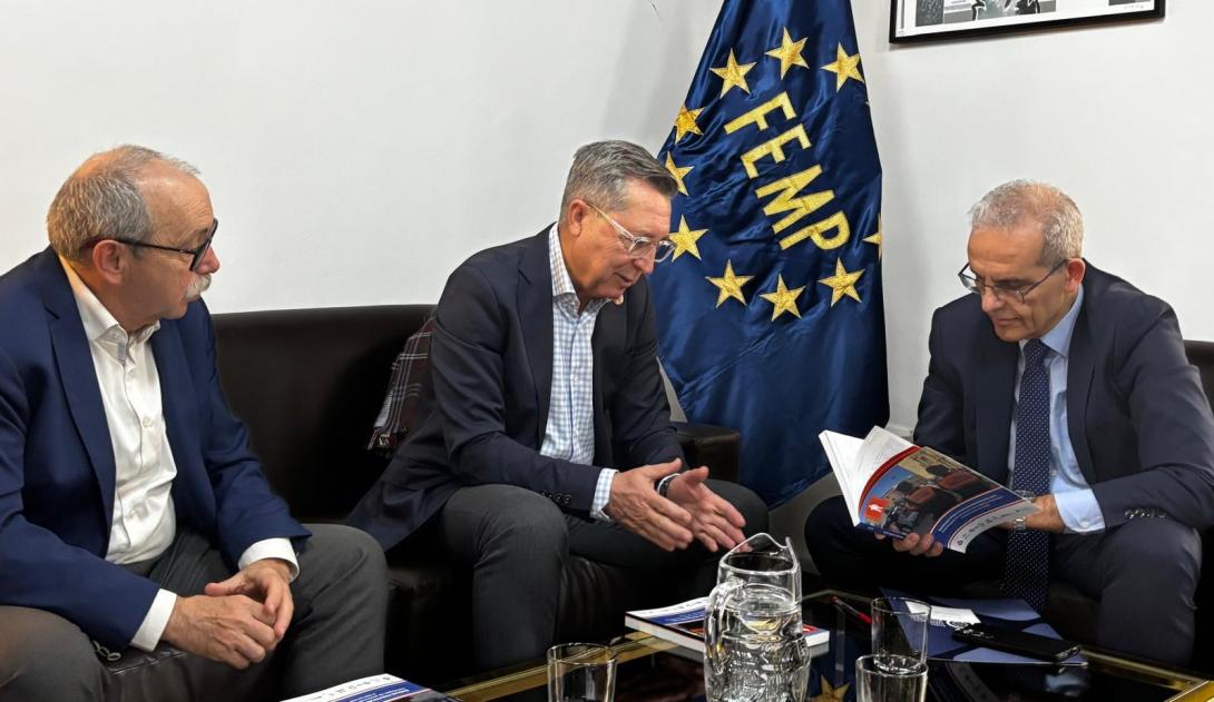 Unijepol entrega a la FEMP el manual «Buenas prácticas en protección civil»