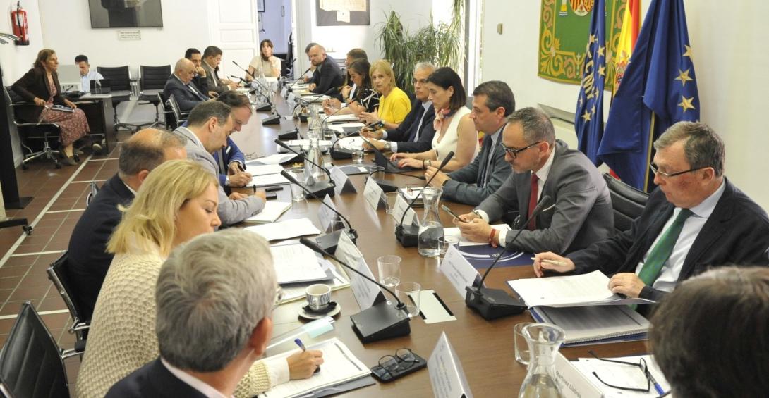 García-Pelayo traslada al Gobierno la disposición de la FEMP a favor de una respuesta humanitaria en Gaza