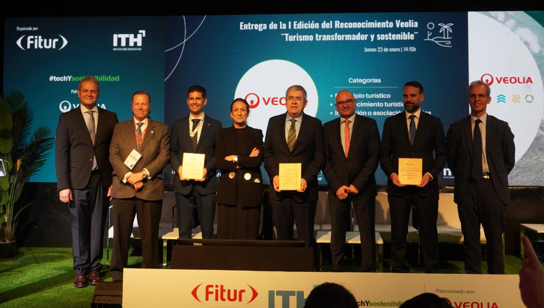 Entregas de premios, entrevistas y visitas a stands