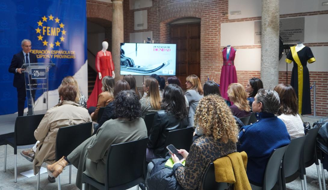 La FEMP acoge “Puntadas de dignidad”, una exposición de trajes realizada por supervivientes de la trata