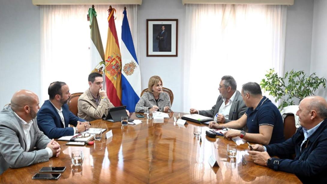 La presidenta de la FEMP se interesa por los problemas del sector del taxi