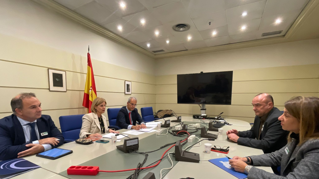 La presidenta de la FEMP recibe a representantes de la ACM