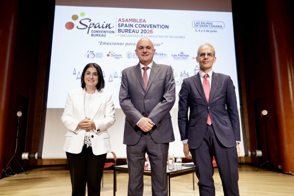 Luis Martínez-Sicluna, secretario general de la FEMP; Vicent Marí Torres, presidente del Consell Insular de Ibiza y presidente de Spain Convention Bureau, y Carolina Darias, alcaldesa de Las Palmas de Gran Canaria y vicepresidenta primera del Spain Convention Bureau, durante la asamblea general del SPB 2026.