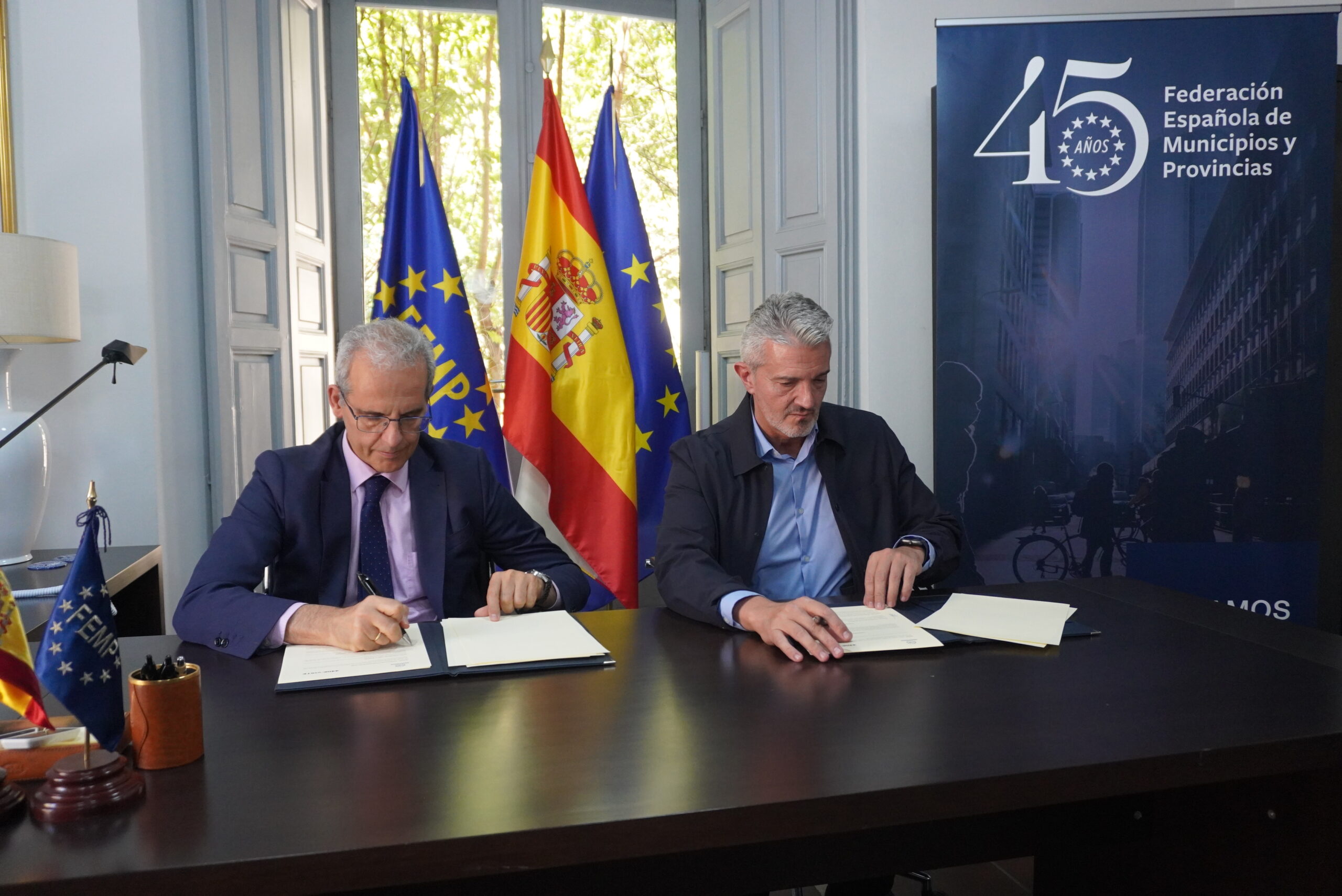 Los ayuntamientos españoles y RE-VISTE colaboran para impulsar la gestión de los residuos textiles y del calzado